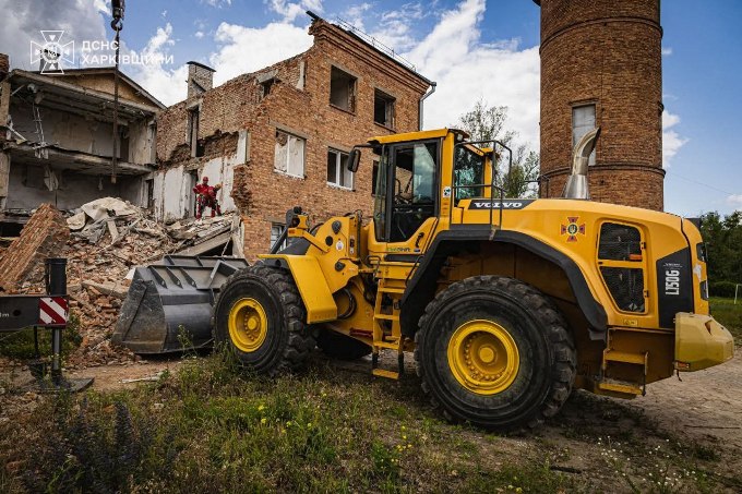 У Харкові та Люботині рятувальники розбирають завали після обстрілів